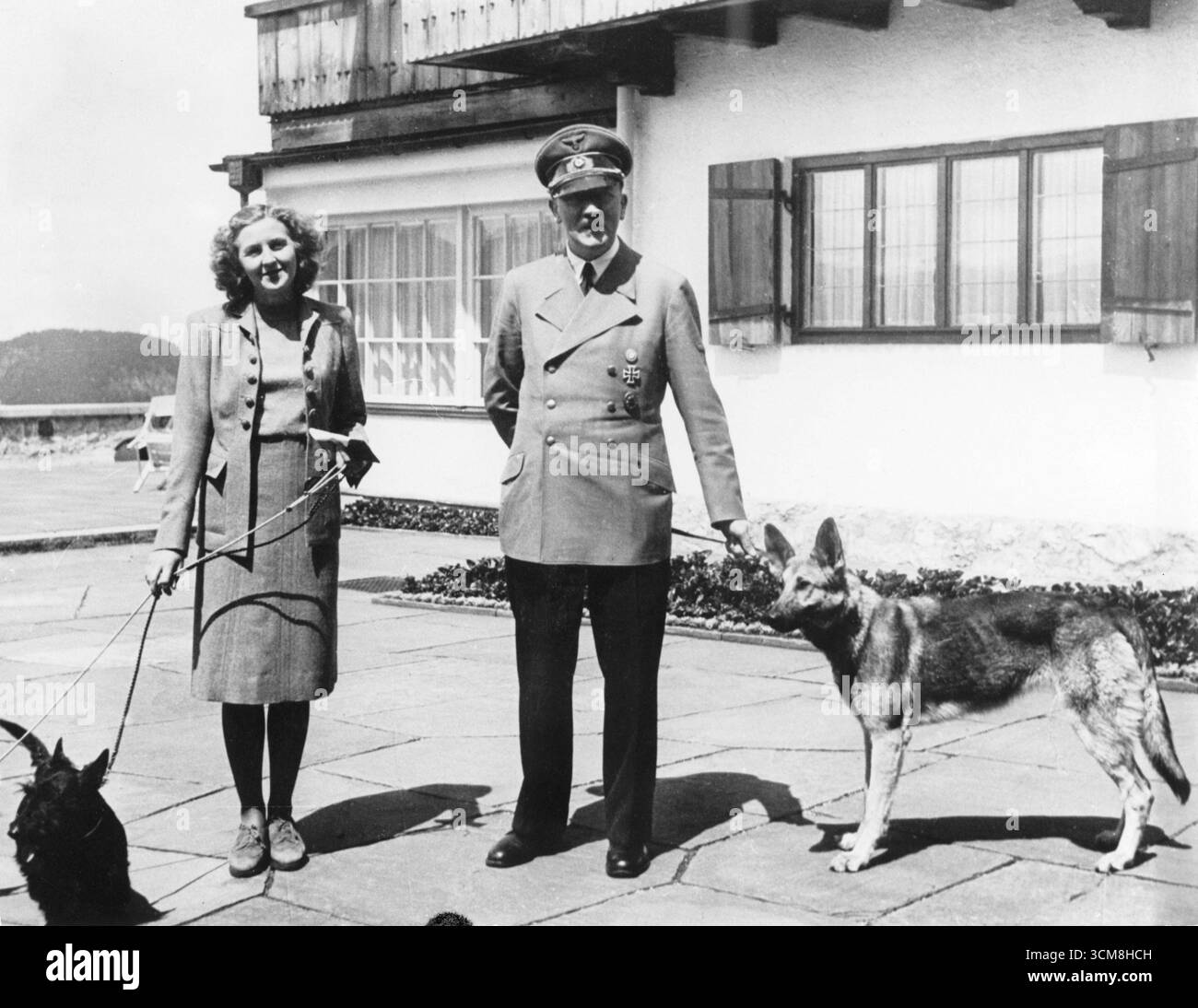 Eva Braun und Adolf Hitler mit Hunden im Berghof, 1942 Stockfoto