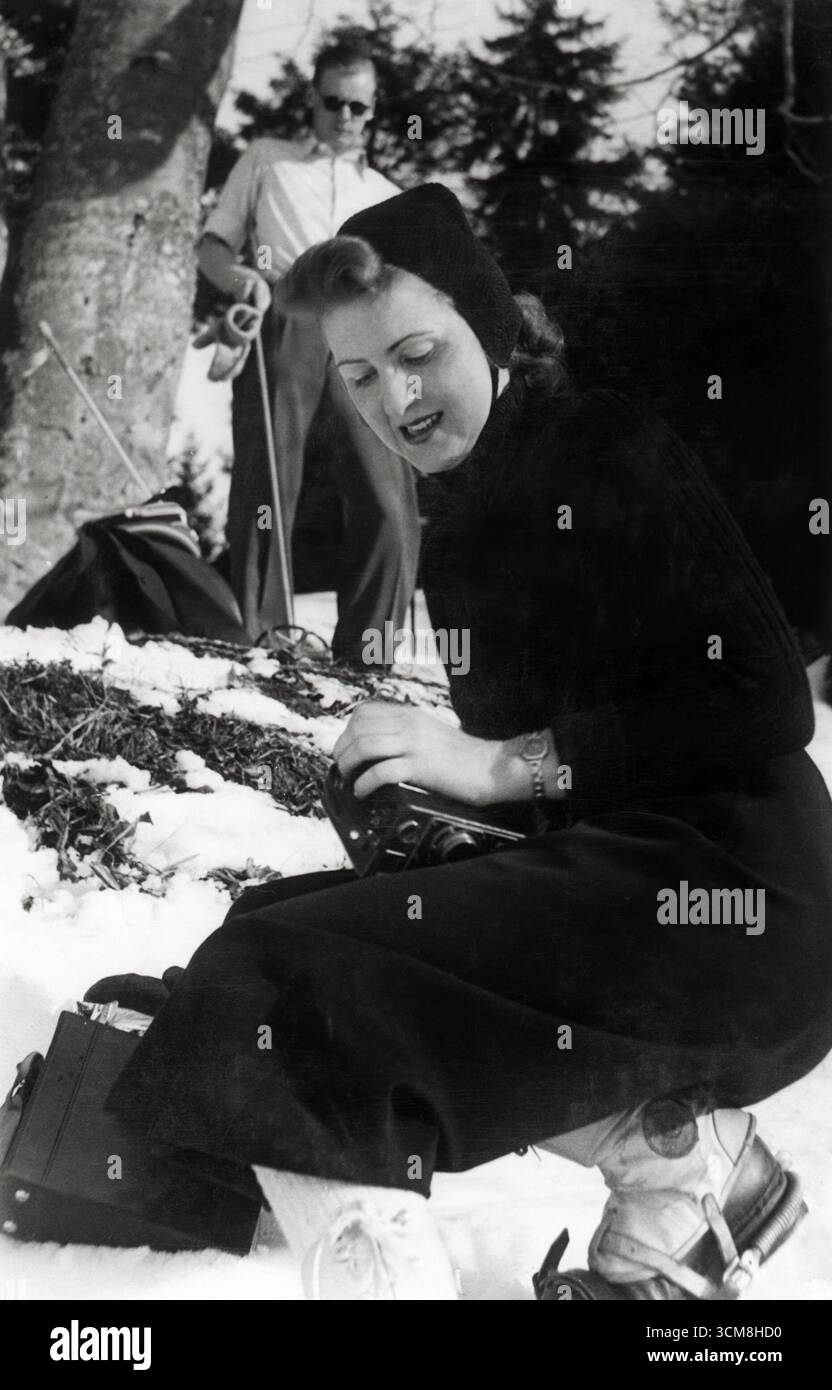 Eva Braun in schwarzem Kleid, Skifahren in den späten 1930er Jahren Stockfoto