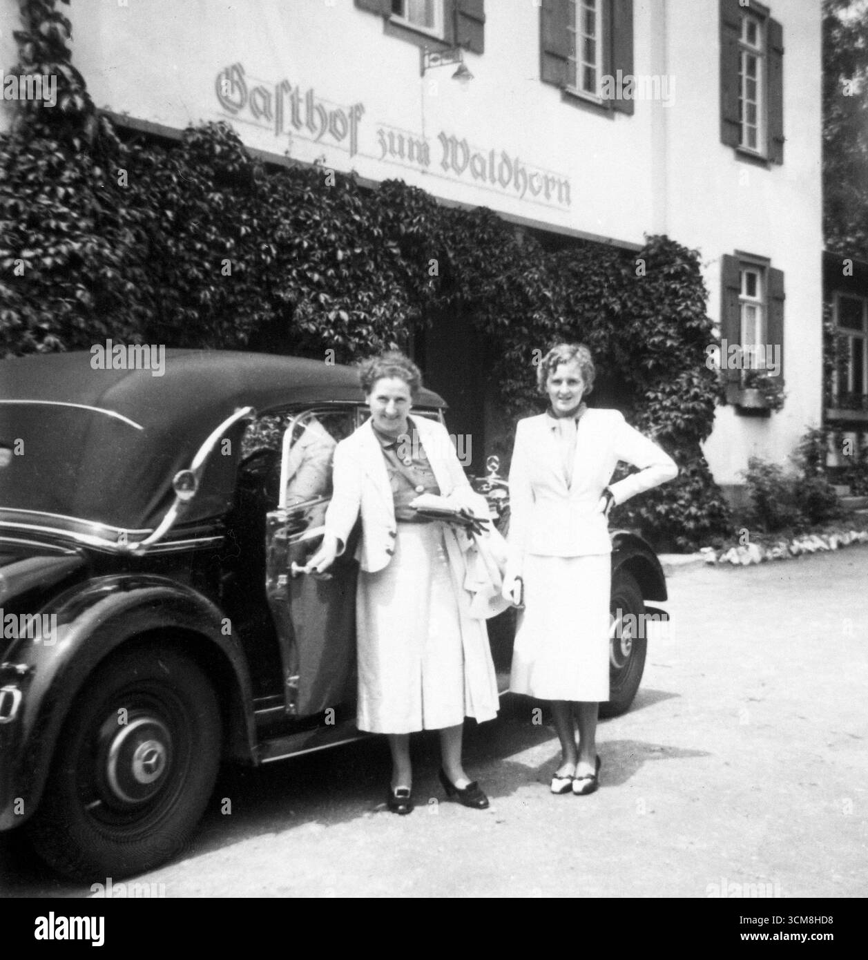 Eva Braun und ihre Mutter Franziska stiegen 1937 am Eingang eines Hotels in ein Auto. Sie waren in Düsseldorf, um die Reichsausstellung Schaffendes Volk zu besuchen. Stockfoto