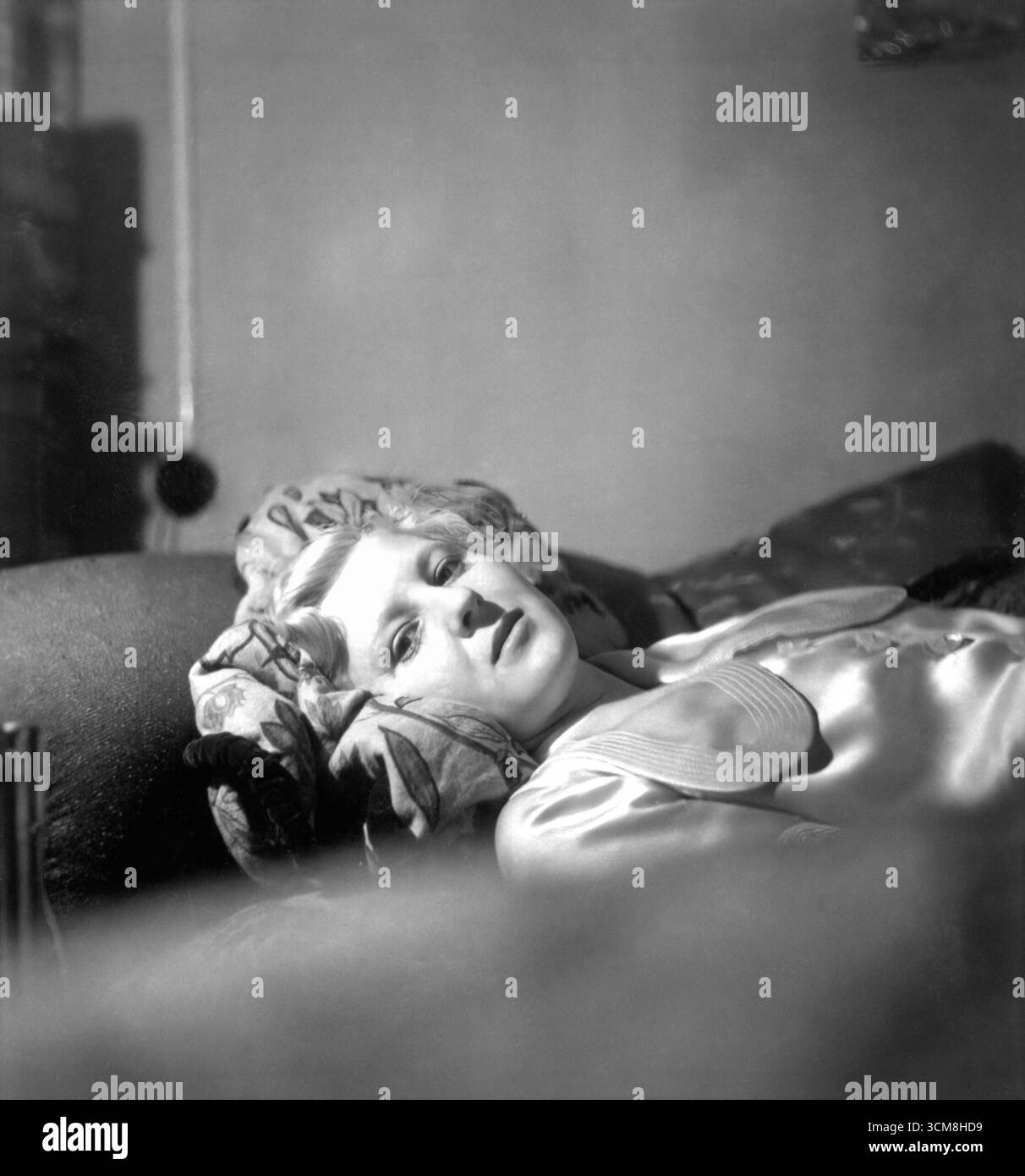 Eva Braun legte sich kurz nach ihrem zweiten Selbstmordversuch im Herbst 1935 nieder. Bitte beachten Sie, dass Eva Braun Mitte der 1930er Jahre blondes Haar hatte Stockfoto