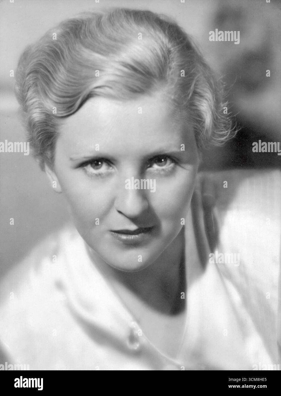 Eva Braun posiert für ein Porträtfoto. Beachten Sie, dass Eva Braun Mitte der 1930er Jahre blondes Haar anstelle ihrer natürlichen Farbe hatte Stockfoto