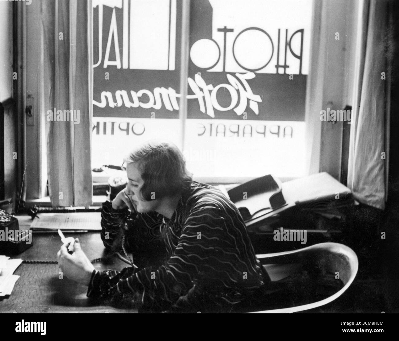 Eva Braun telefoniert im Atelier von Heinrich Hoffmann - 1932 Stockfoto