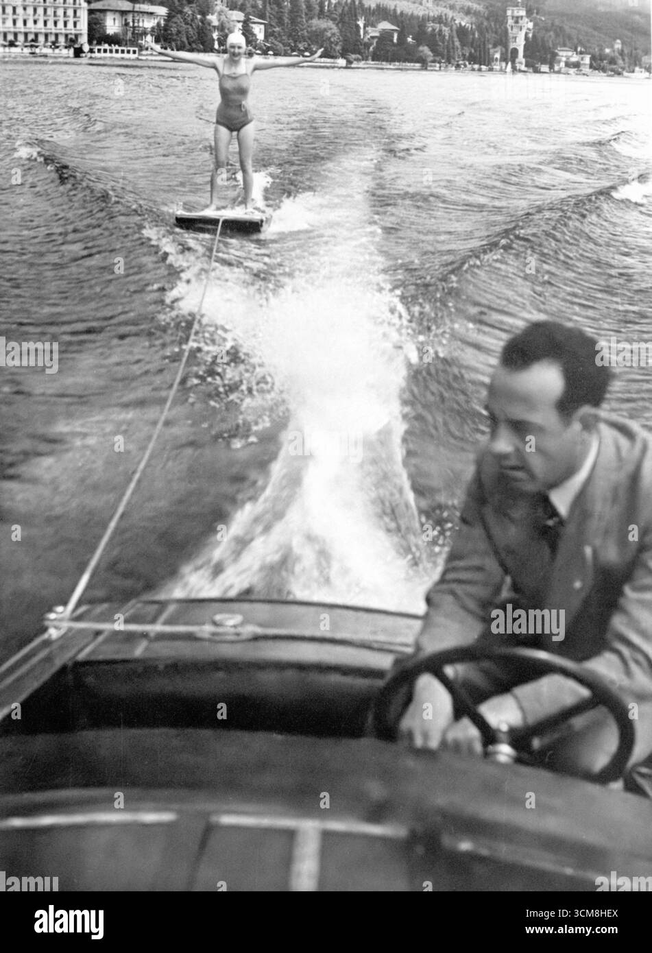 Eva Brauns Reisen in Deutschland Ende der 1930er Jahre, zusammen mit ihrer Familie und Freunden. Auf dem Foto - Eva Braun Wasserski (wahrscheinlich am Starnberger See, südlich von München) 1930er Jahre Stockfoto