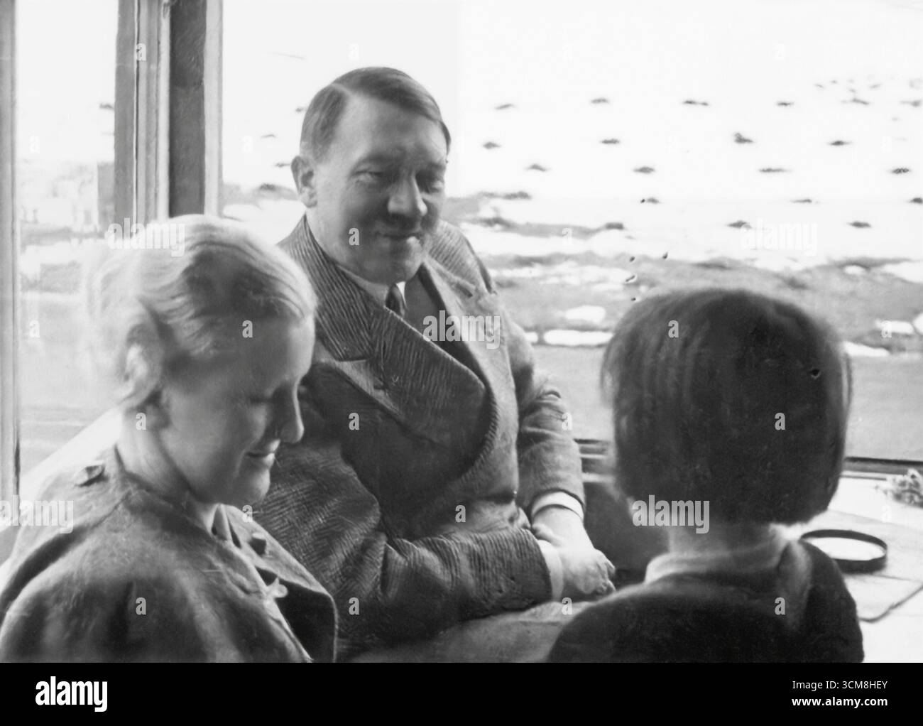Nazi-Führer Adolf Hitler beim Tee mit Eva Braun in Bayern, April 1935 Stockfoto