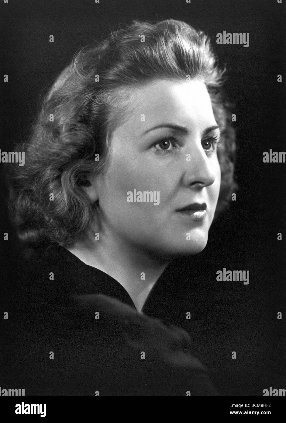 Porträt von Eva Braun – Studiofoto, Ende der 1930er Jahre Sie wurden vermutlich in Heinrich Hoffmanns Atelier in München erschossen Stockfoto
