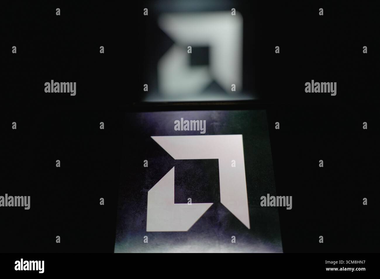 Roosendaal, Niederlande - 14. September 2025: Mobiltelefon mit dem AMD-Logo von Advance Micro Devices im digitalen Format. Stockfoto