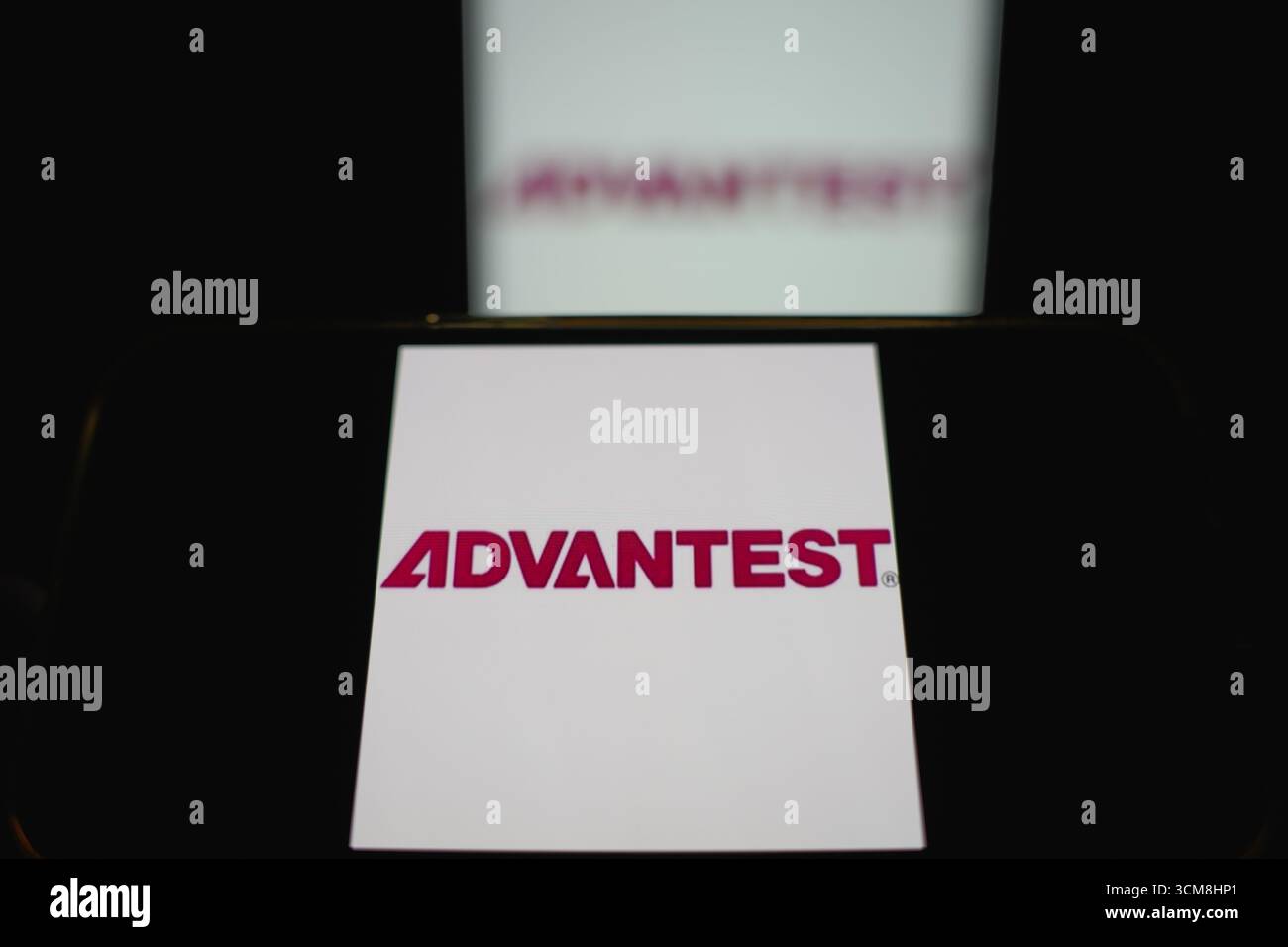 Roosendaal, Niederlande – 14. September 2025: Das Markenlogo von Advantest ist auf dem Display des Mobiltelefons sichtbar. Stockfoto