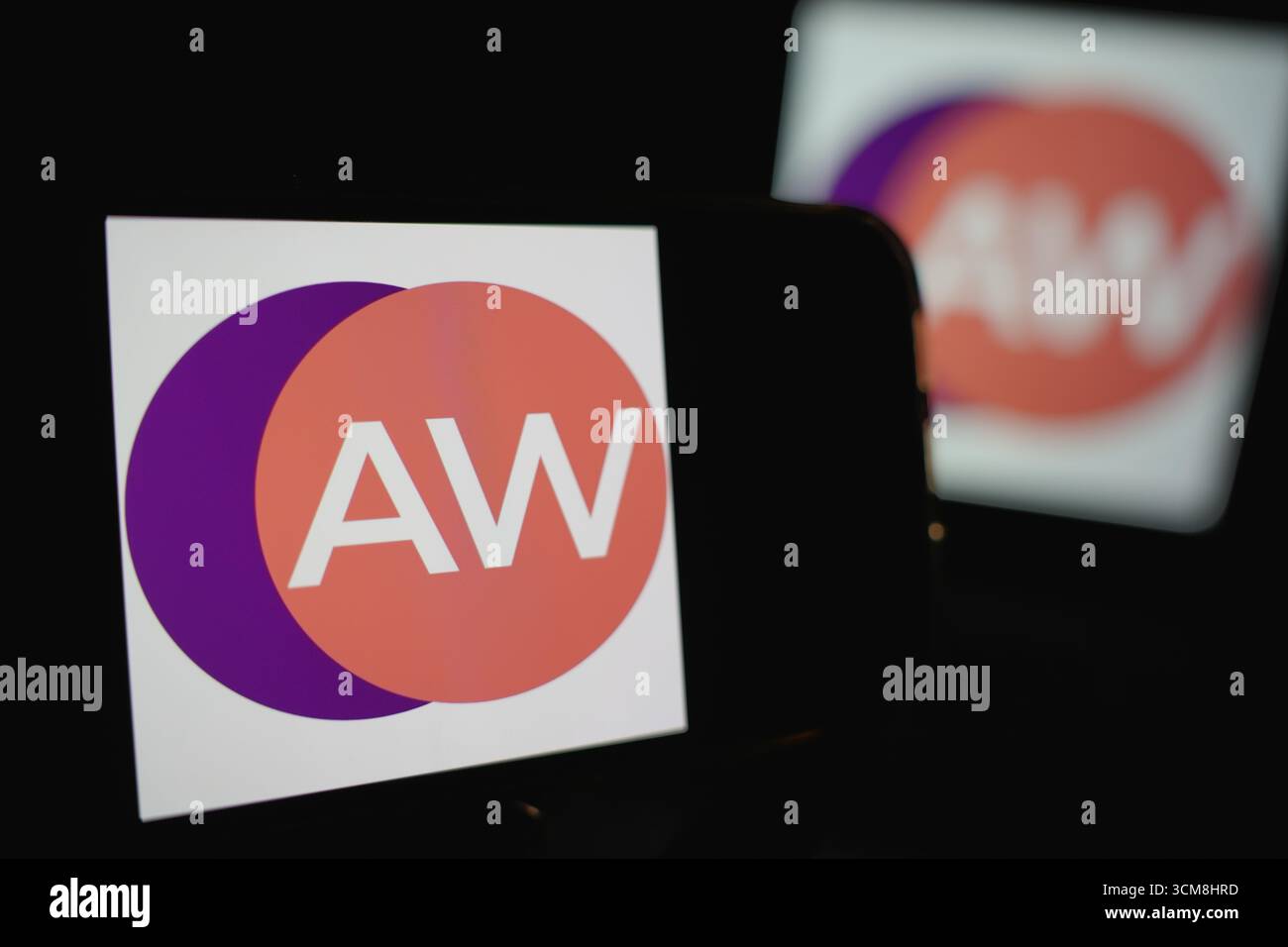 Roosendaal, Niederlande – 14. September 2025: Smartphone zeigt das Firmenlogo von Alliance Witan auf dem Bildschirm an. Stockfoto