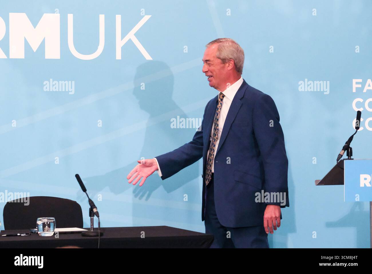 Green Park, London, Großbritannien. September 2025. Nigel Farage bei der Pressekonferenz der Reform Party in Großbritannien. Der konservative Abgeordnete Danny Kruger ist der erste sitzende konservative Abgeordnete, der sich zur britischen Reformpartei übergibt. Quelle: Matthew Chattle/Alamy Live News Stockfoto Green Park, London, Großbritannien. September 2025. Nigel Farage bei der Pressekonferenz der Reform Party in Großbritannien. Der konservative Abgeordnete Danny Kruger ist der erste sitzende konservative Abgeordnete, der sich zur britischen Reformpartei übergibt. Quelle: Matthew Chattle/Alamy Live News Stockfoto
