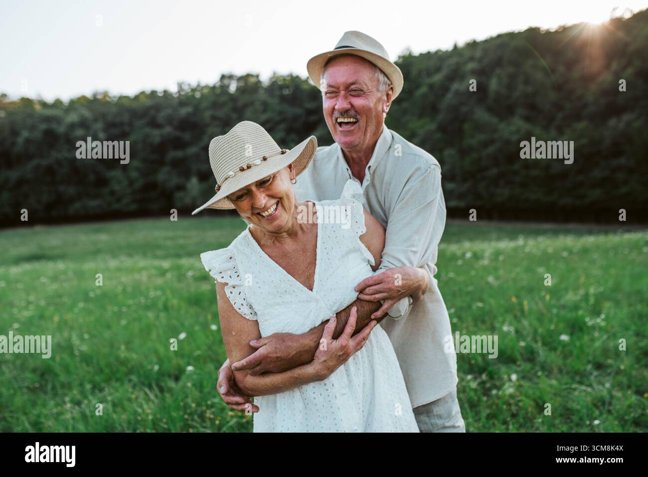 Ältere Männer und Frauen, die Zeit in der Natur verbringen. Indisches Sommerkonzept. Stockfoto