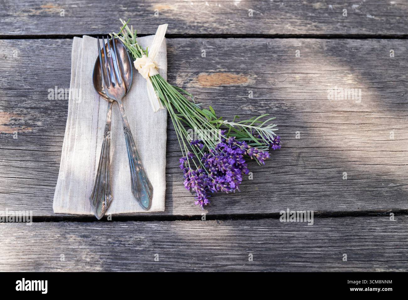 Altes Besteck mit Lavendel Stockfoto