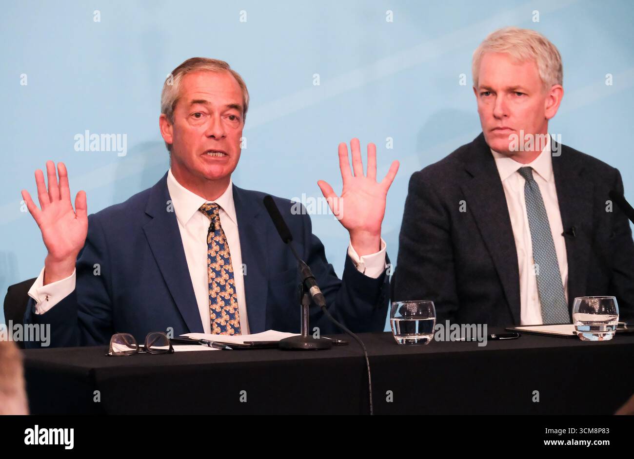 Green Park, London, Großbritannien. September 2025. Nigel Farage bei der Pressekonferenz der Reform Party in Großbritannien. Der konservative Abgeordnete Danny Kruger ist der erste sitzende konservative Abgeordnete, der sich zur britischen Reformpartei übergibt. Quelle: Matthew Chattle/Alamy Live News Stockfoto Green Park, London, Großbritannien. September 2025. Nigel Farage bei der Pressekonferenz der Reform Party in Großbritannien. Der konservative Abgeordnete Danny Kruger ist der erste sitzende konservative Abgeordnete, der sich zur britischen Reformpartei übergibt. Quelle: Matthew Chattle/Alamy Live News Stockfoto