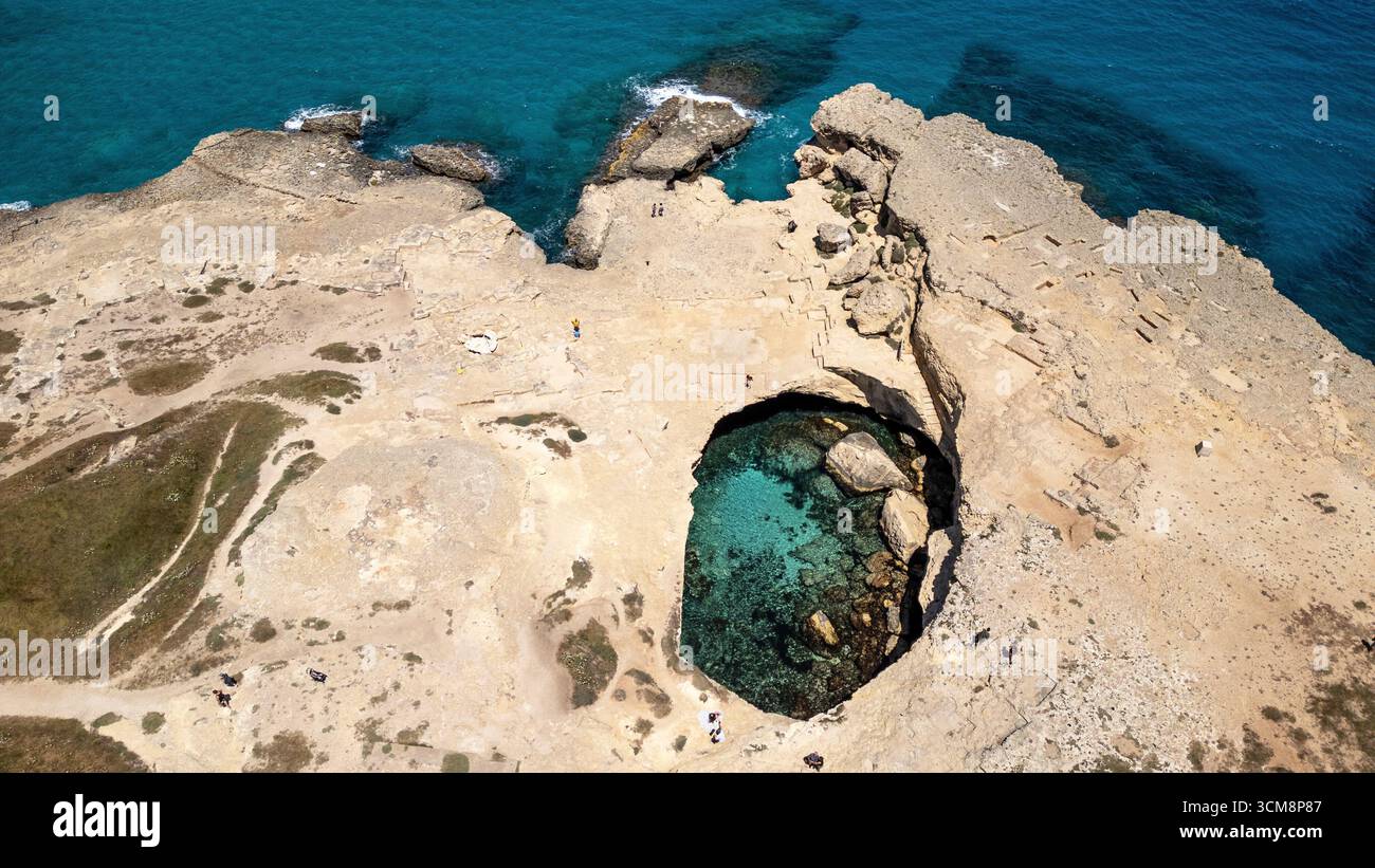 Sie können die spektakuläre Grotta della Poesia in einem natürlichen, ovalen Felsenpool mit hellem türkisfarbenem Wasser auf den Kalksteinklippen von Salento sehen. Stockfoto