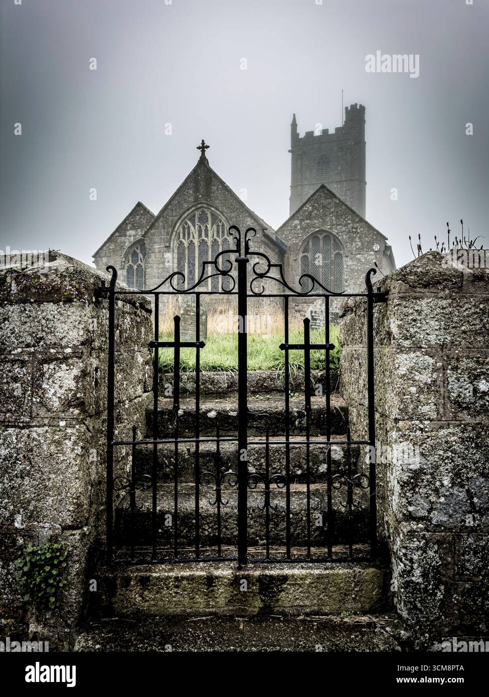 St Buryan Church in St Buryan in Cornwall, England, an einem nebeligen Sommertag. Stockfoto