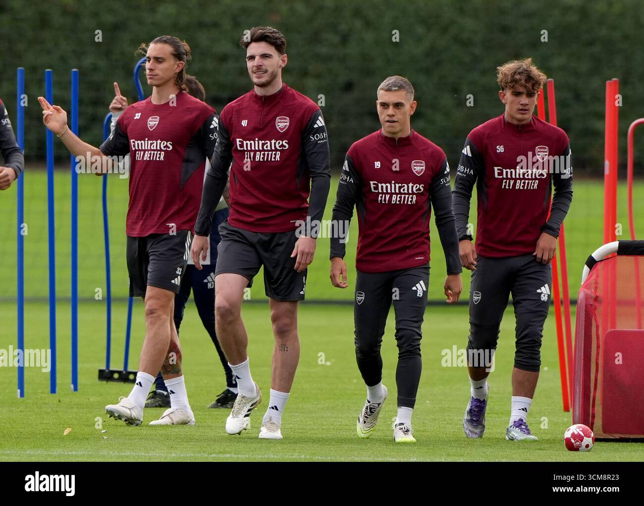 Arsenals Riccardo Calafiori (links), Declan Rice (Mitte), Leandro Trossard (Mitte rechts) und Max Dowman (rechts) während eines Trainings im Sobha Realty Training Centre in London. Bilddatum: Montag, 15. September 2025. Stockfoto