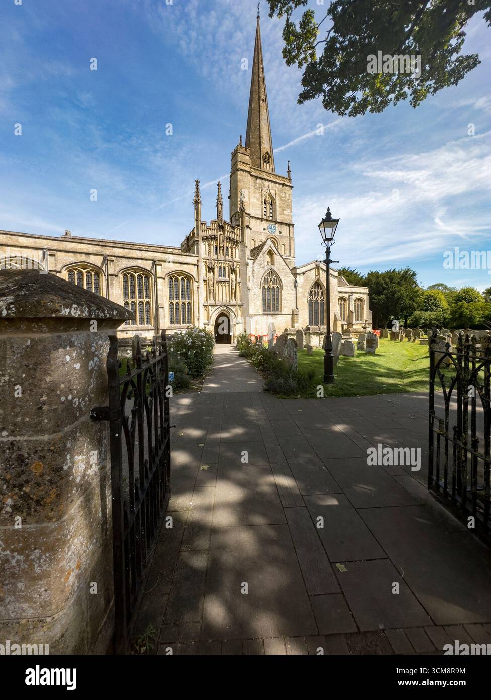 St. John the Baptist Church, Kirche in Burford in den Cotswolds, England. Stockfoto