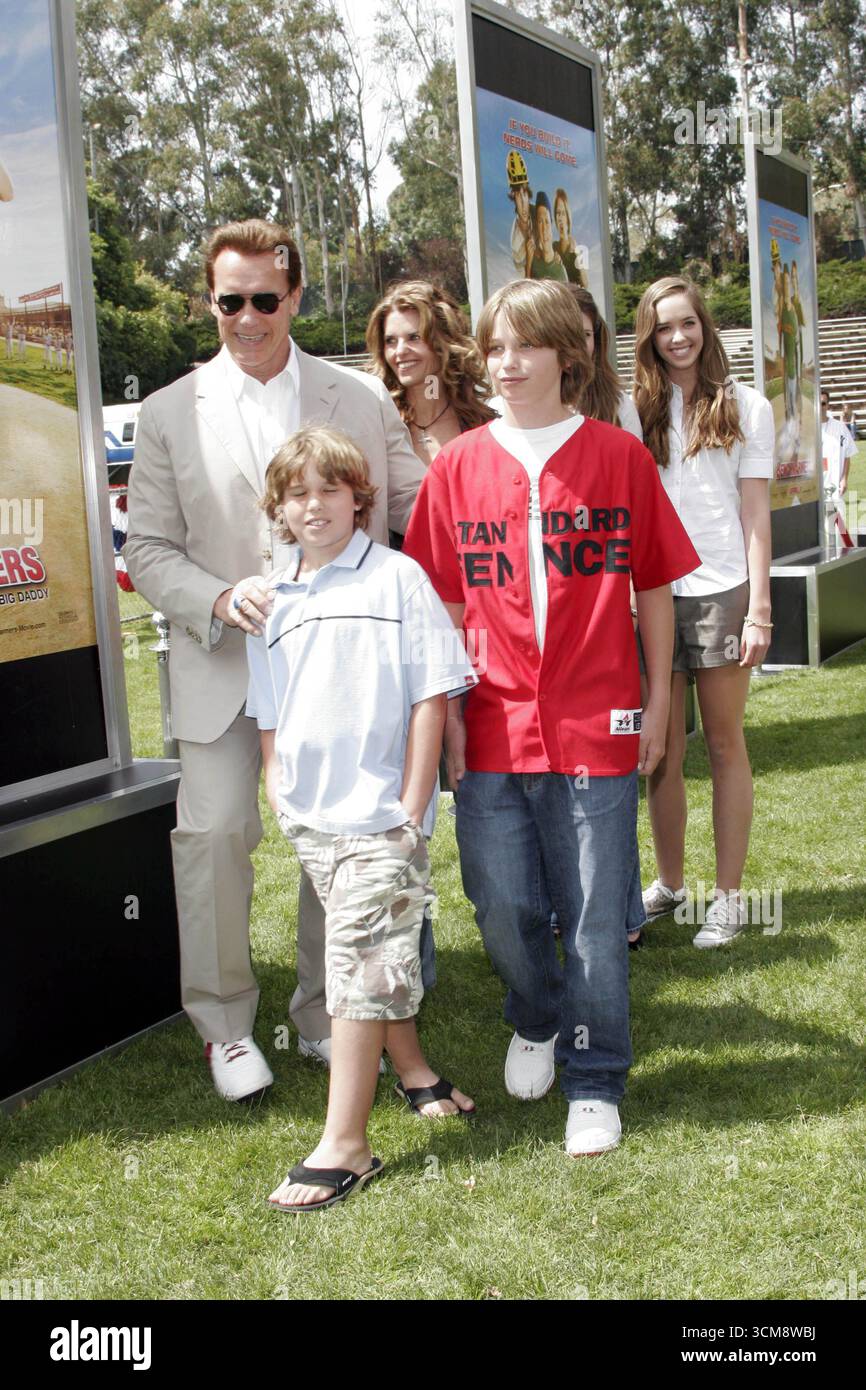 Arnold Schwarzenegger und seine Söhne Patrick und Christopher mit seiner Frau Maria Shriver und ihren Töchtern Christina und Katherine bei einem Softball-Spiel der Prominenten an der UCLA zur Premiere von „The Benchwarmers“ im Mann Village Theater, Westwood, Kalifornien - 2. April 2006 Stockfoto