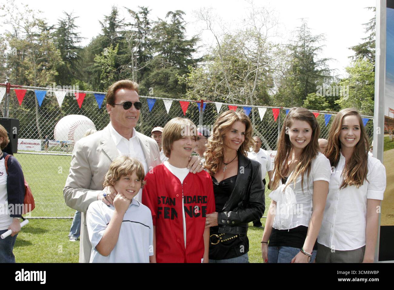 Arnold Schwarzenegger und seine Söhne Patrick und Christopher mit seiner Frau Maria Shriver und ihren Töchtern Christina und Katherine bei einem Softball-Spiel der Prominenten an der UCLA zur Premiere von „The Benchwarmers“ im Mann Village Theater, Westwood, Kalifornien - 2. April 2006 Stockfoto