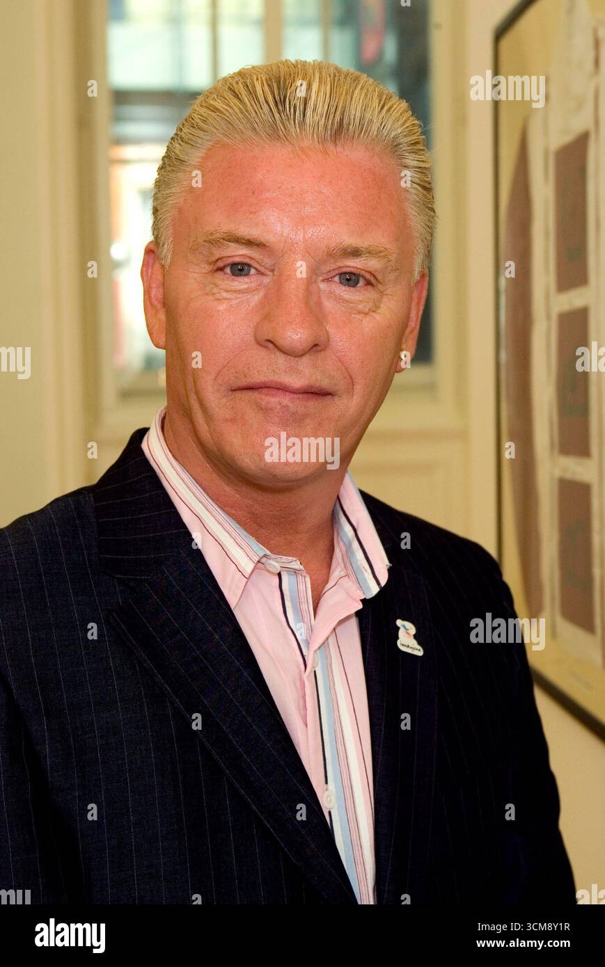 Derek Acorah bei der Enthüllung einer Ausstellung von Jockey Silks entworfen von Promis im Liverpool World Museum - 5. April 2006 Stockfoto