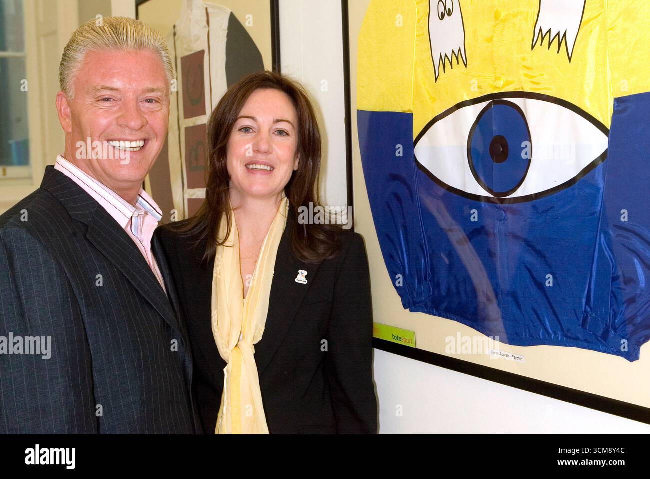 Derek Acorah mit Spendensammlung Jayne Hauxwell bei der Enthüllung einer Ausstellung von Jockey Silks entworfen von Promis im Liverpool World Museum - 5. April 2006 Stockfoto