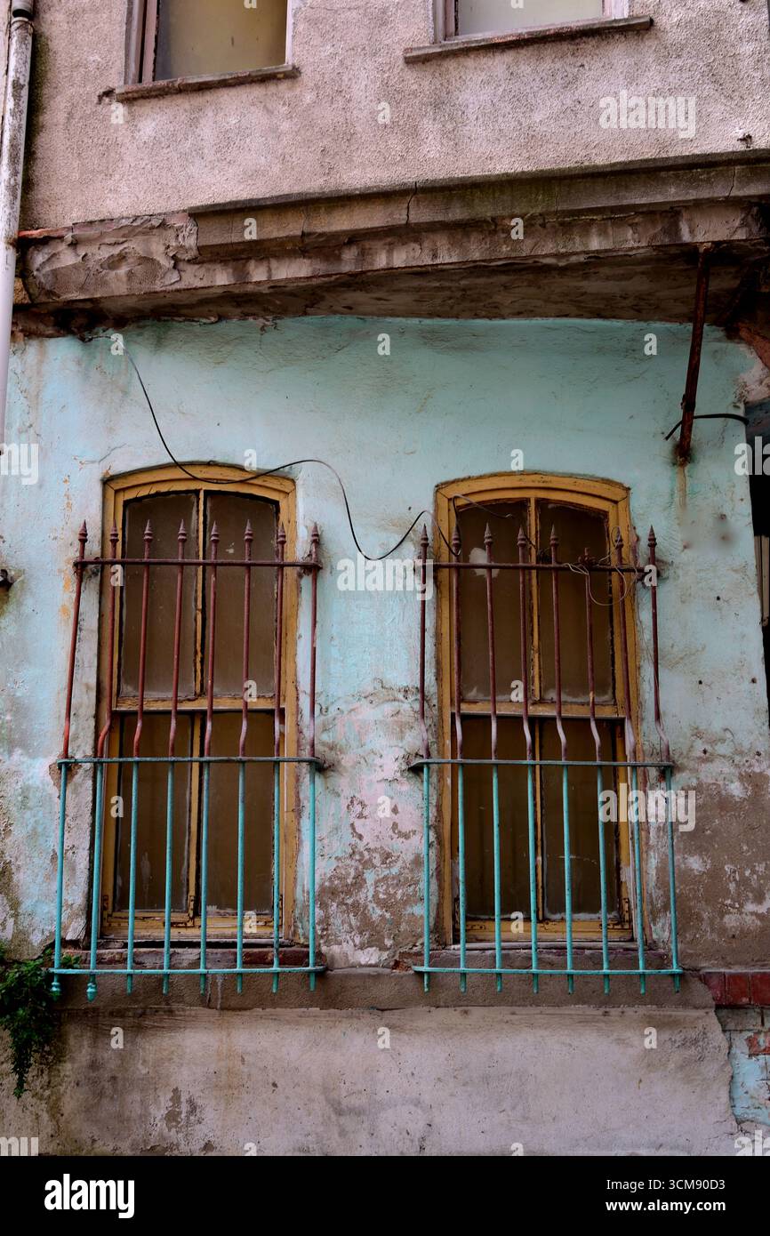 Grüne Fenster eines alten Hauses in Istanbul Stockfoto