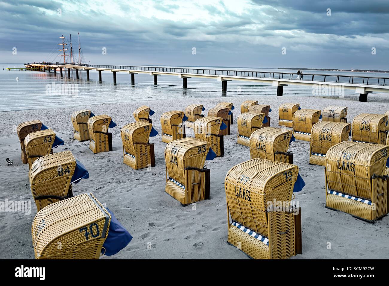 Strand und Pier bei regnerischem Wetter in Scharbeutz, Schleswig-Holstein, Deutschland Stockfoto