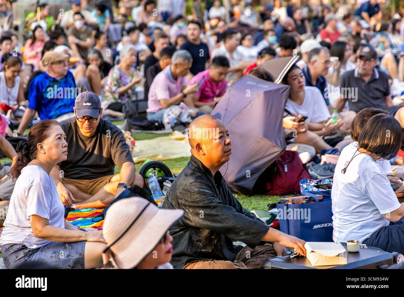 Publikum besucht Open-Air-Symphoniekonzert, Lumphini Park, Bangkok, Thailand Stockfoto