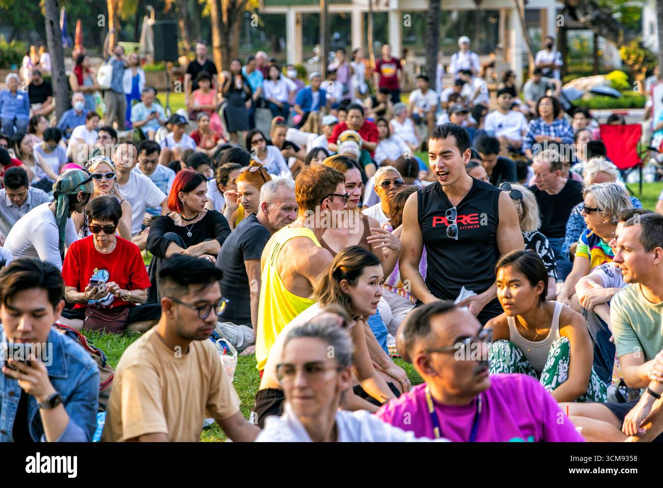Publikum besucht Open-Air-Symphoniekonzert, Lumphini Park, Bangkok, Thailand Stockfoto