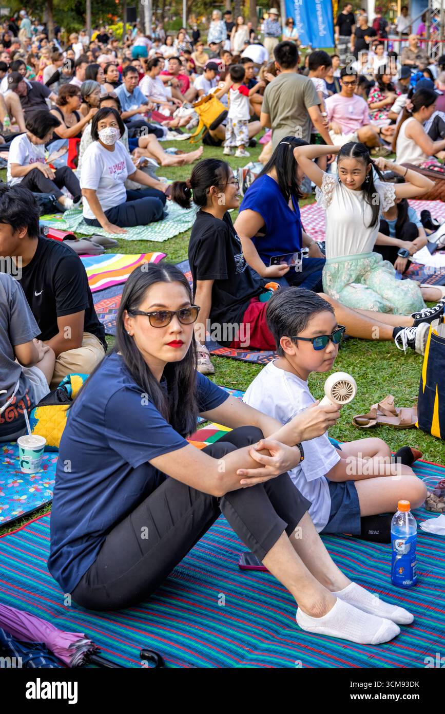 Publikum besucht Open-Air-Symphoniekonzert, Lumphini Park, Bangkok, Thailand Stockfoto