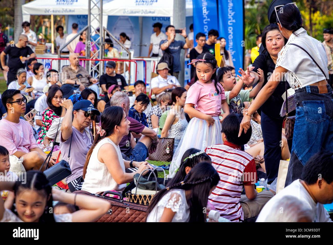 Publikum besucht Open-Air-Symphoniekonzert, Lumphini Park, Bangkok, Thailand Stockfoto