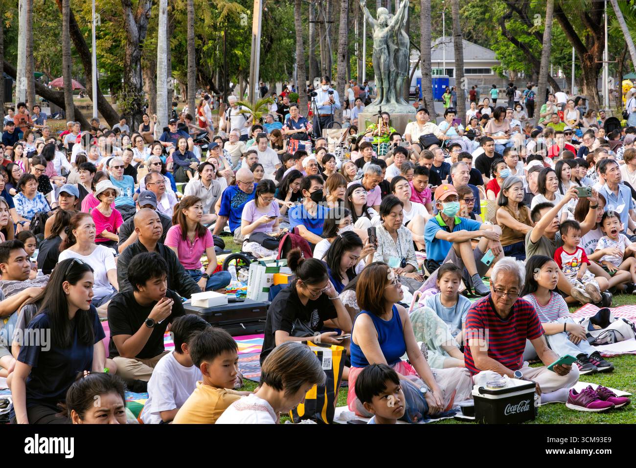 Publikum besucht Open-Air-Symphoniekonzert, Lumphini Park, Bangkok, Thailand Stockfoto