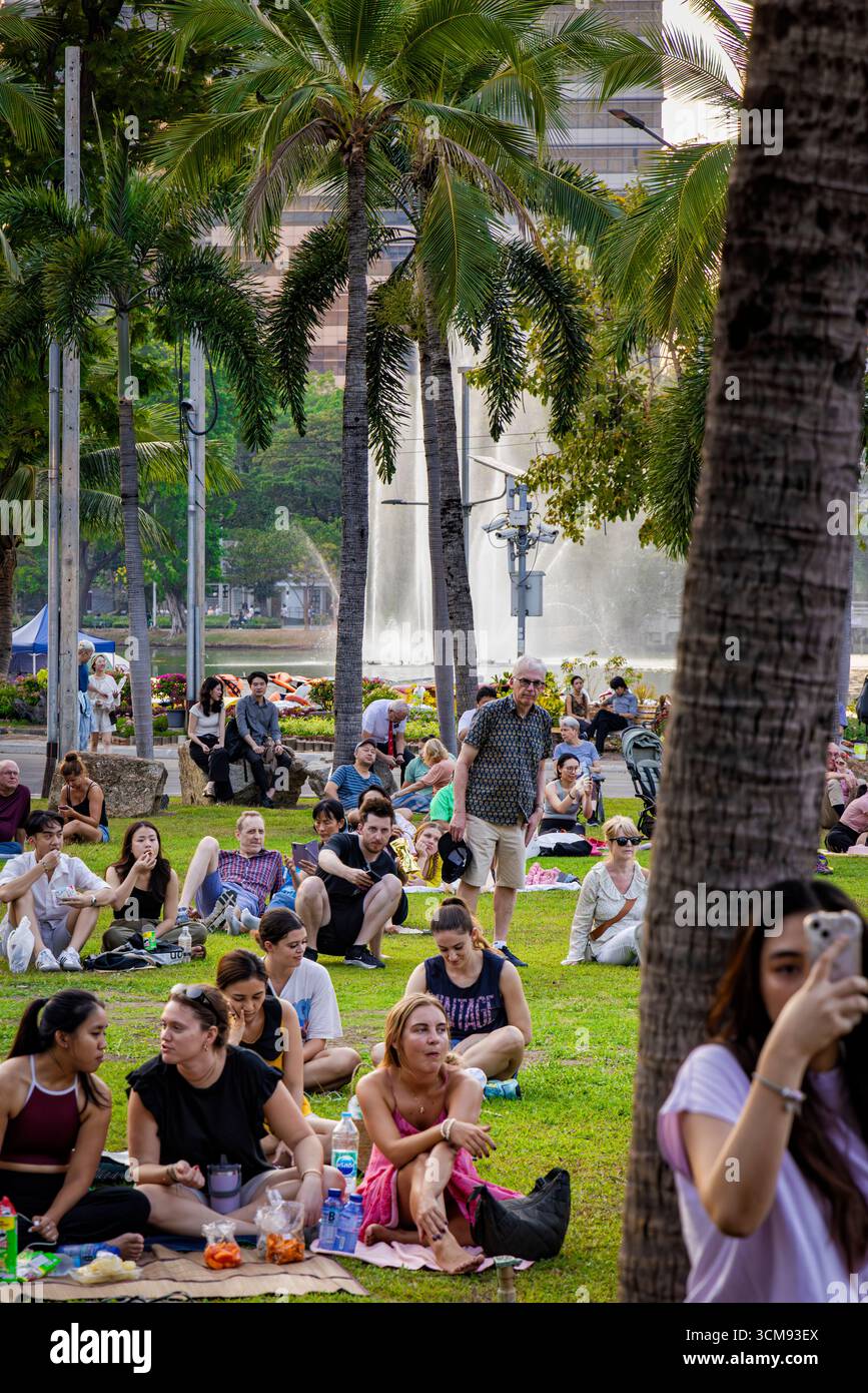Publikum besucht Open-Air-Symphoniekonzert, Lumphini Park, Bangkok, Thailand Stockfoto