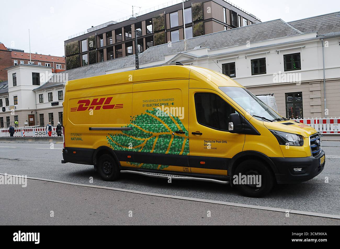 Kopenhagen/Dänemark/15. september 2025/.DHL Delivery van deutsche Post dhl Group van in Copenhasgen. (Photo.Francis Joseph Dean/Dean Pictures) (nicht für kommerzielle Zwecke) Stockfoto