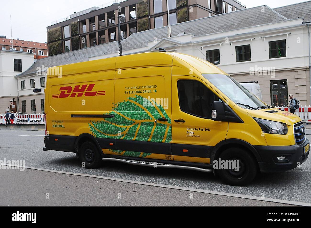 Kopenhagen/Dänemark/15. september 2025/.DHL Delivery van deutsche Post dhl Group van in Copenhasgen. (Photo.Francis Joseph Dean/Dean Pictures) (nicht für kommerzielle Zwecke) Stockfoto
