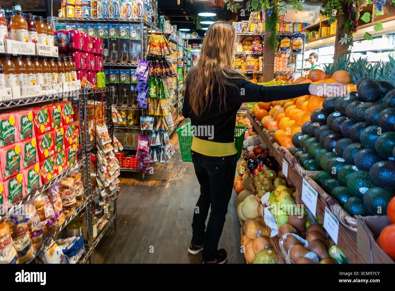 New York City, New York, USA, People, Young Woman, Einkaufsmöglichkeiten, lokale Lebensmittelgeschäfte, 'Bedford Cheese Shop' , Williamsburg, Brooklyn, Supermarktpreise, Stockfoto