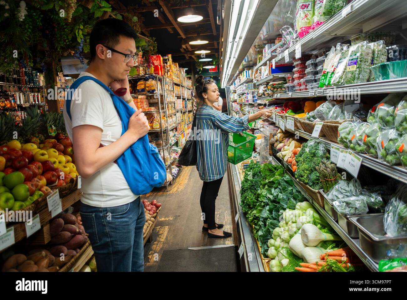 New York City, New York, USA, Menschen, Chinesen, Einkaufsmöglichkeiten, Straße, lokale Lebensmittelgeschäfte, 'Bedford Cheese Shop', Williamsburg, Brooklyn, Supermarktpreise, F Stockfoto