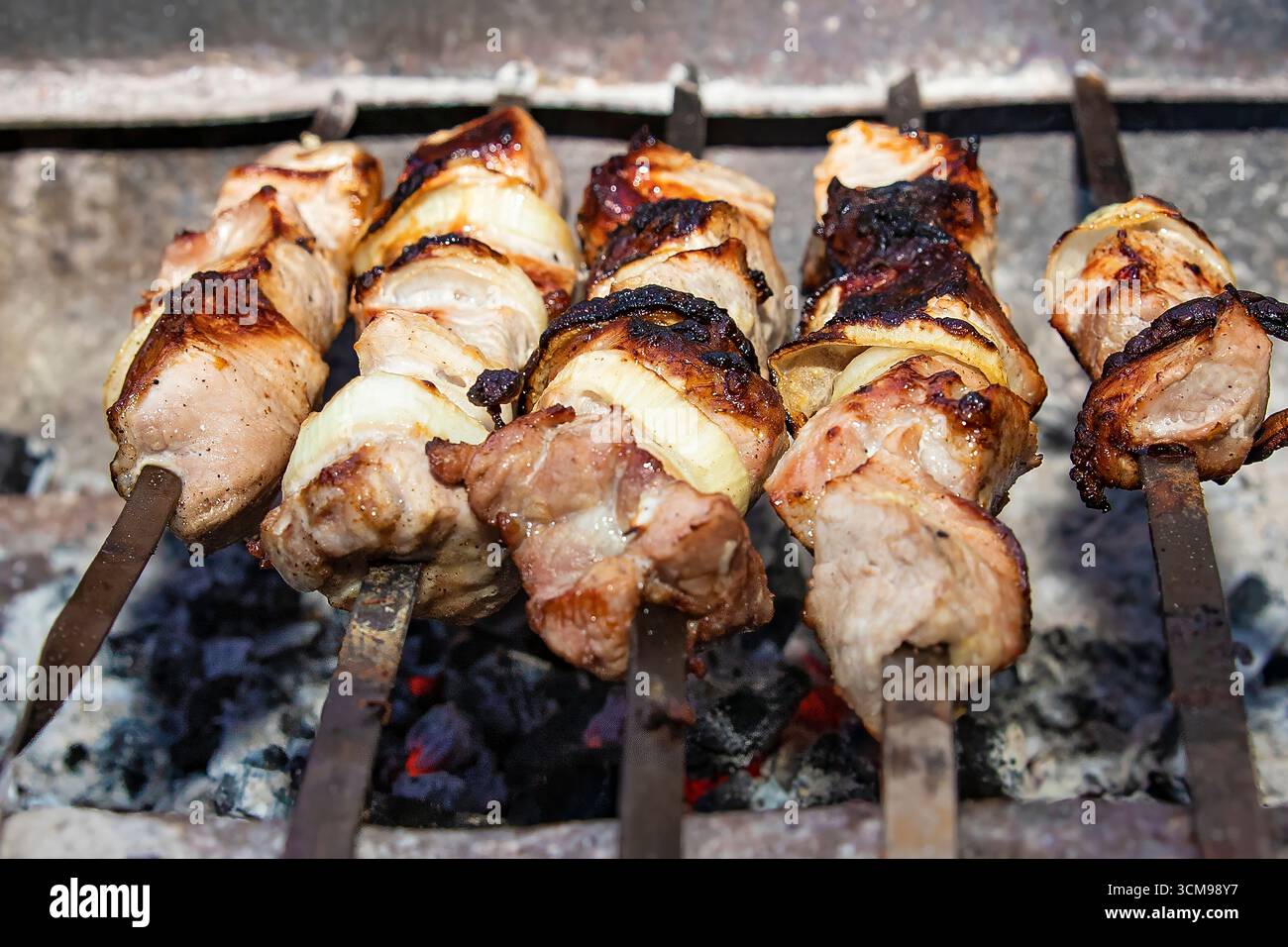 Gegrillte Fleischspieße mit geröstetem Mais in Nahaufnahme Stockfoto