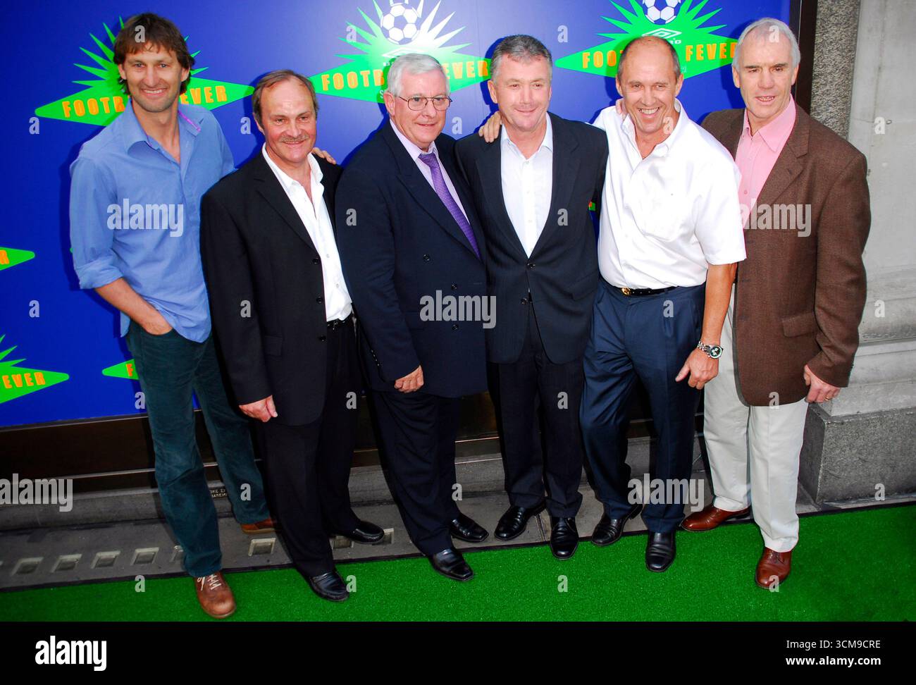 England Captains: L bis R: Tony Adams, Mick Mills, Alan Mullery, Treveor Cherry, Phil Neal und Dave Watson bei der „Umbro Football Fever“ in Selfridges, London - 08. Juni 2006 Stockfoto