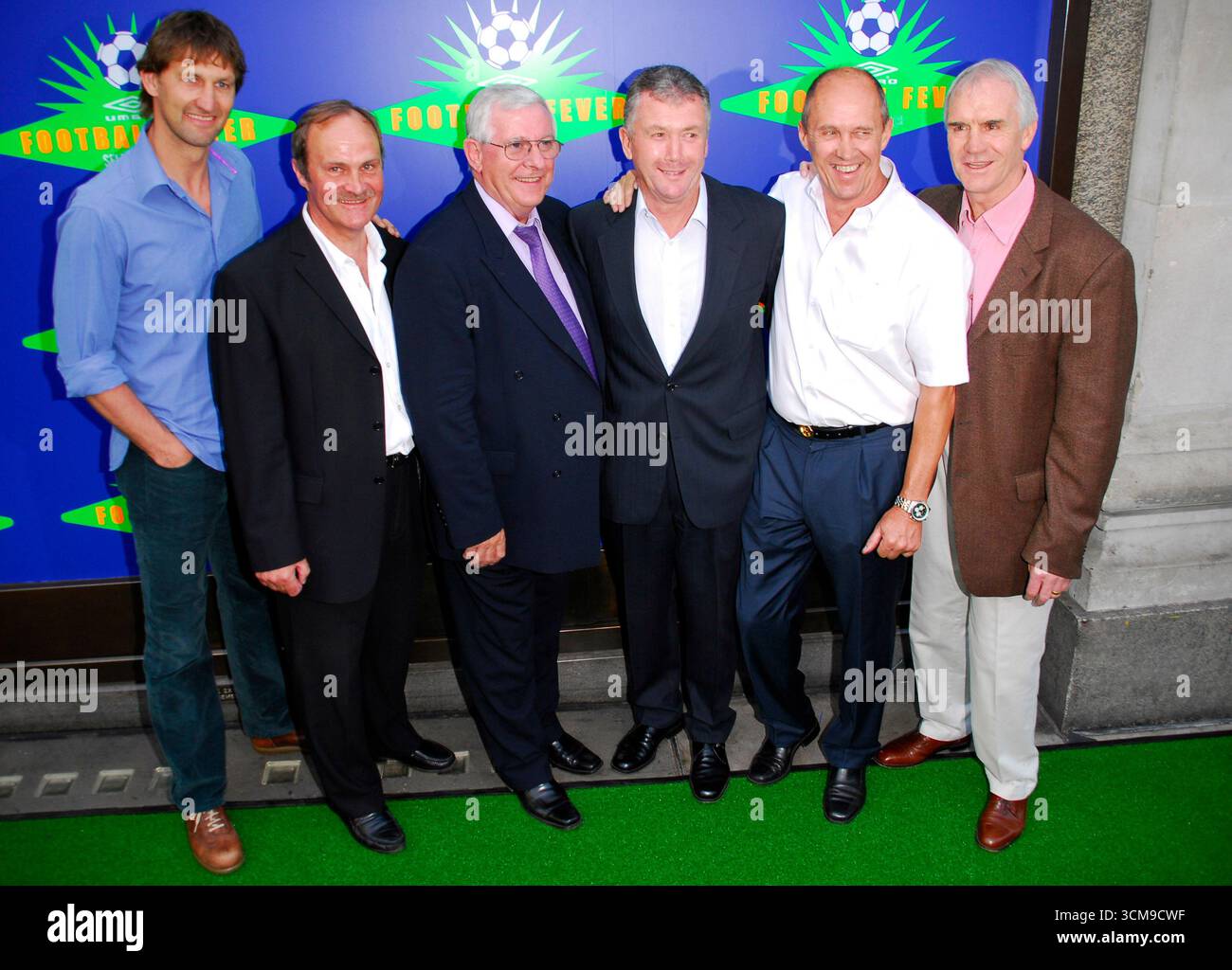 England Captains: L bis R: Tony Adams, Mick Mills, Alan Mullery, Treveor Cherry, Phil Neal und Dave Watson bei der „Umbro Football Fever“ in Selfridges, London - 08. Juni 2006 Stockfoto