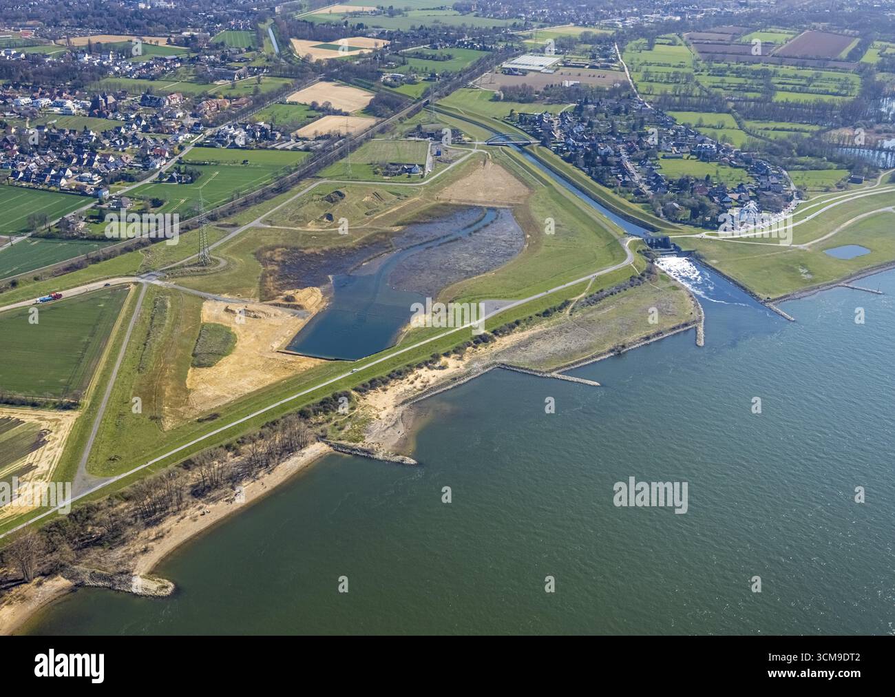 Luftaufnahme, Baustelle des Rheindeiches, neue und alte Emscher-Mündung, Fallstruktur Emscher-Mündung, Emscher-Brücke Hagelstraße, Rheinaue Walsum, Stockfoto