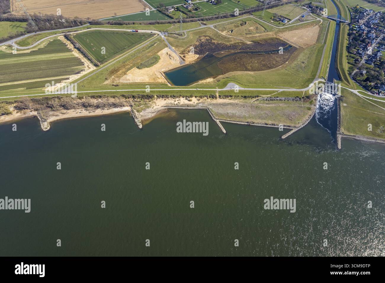 Luftaufnahme, Baustelle des Rheindeiches, neue und alte Emscher-Mündung, Fallstruktur Emscher-Mündung, Emscher-Brücke Hagelstraße, Rheinaue Walsum, Stockfoto