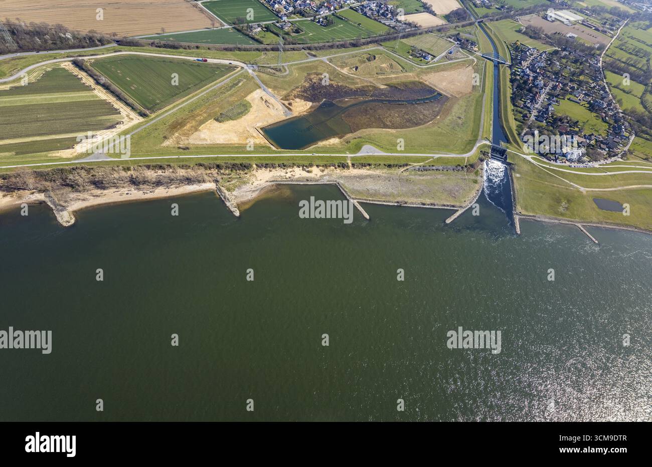 Luftaufnahme, Baustelle des Rheindeiches, neue und alte Emscher-Mündung, Fallstruktur Emscher-Mündung, Emscher-Brücke Hagelstraße, Rheinaue Walsum, Stockfoto