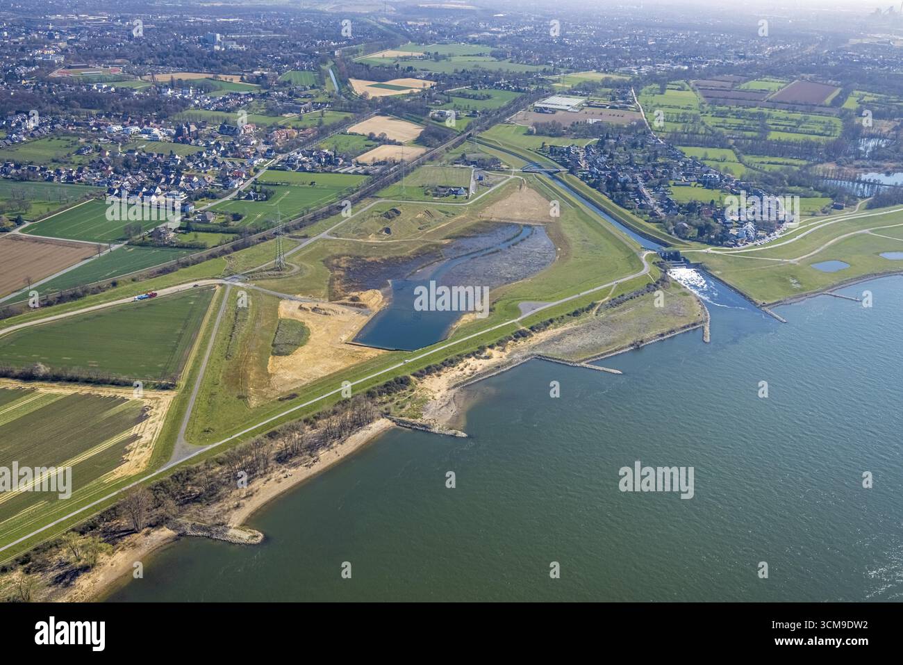 Luftaufnahme, Baustelle des Rheindeiches, neue und alte Emscher-Mündung, Fallstruktur Emscher-Mündung, Emscher-Brücke Hagelstraße, Rheinaue Walsum, Stockfoto