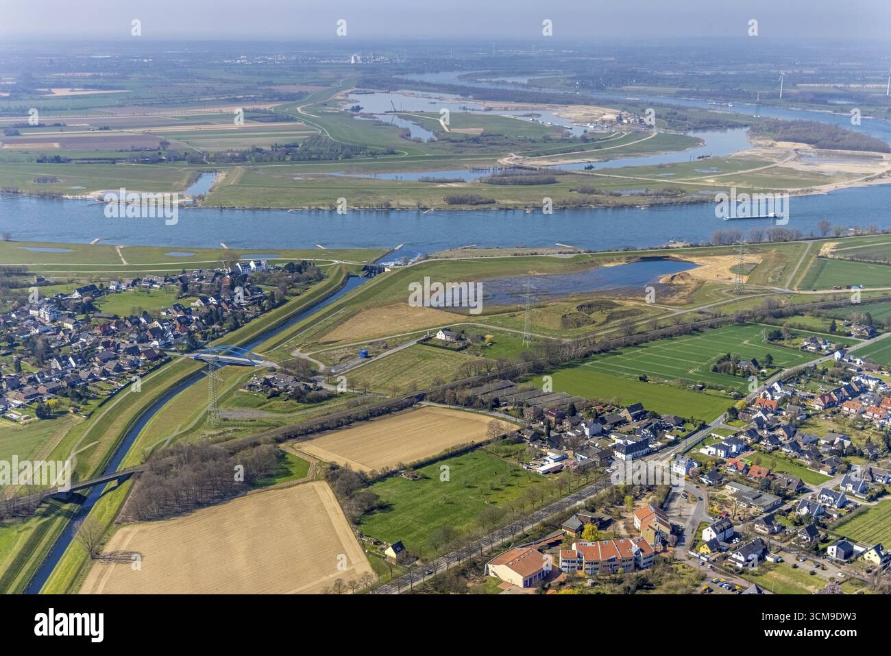 Aus der Vogelperspektive, Rheindeichbaustelle, Emscher-Mündung, Emscher-Mündung, Emscher-Brücke Hagelstraße, Rheinaue Walsum, Emsche Stockfoto