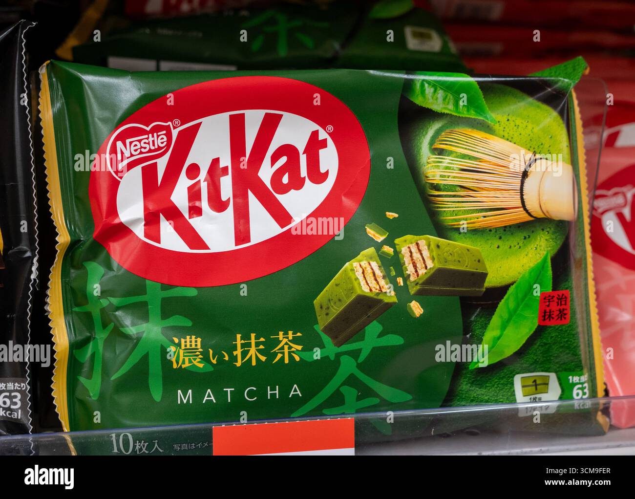 Die Matcha-Variante von KitKat ist in Japan in den Regalen erhältlich. Stockfoto