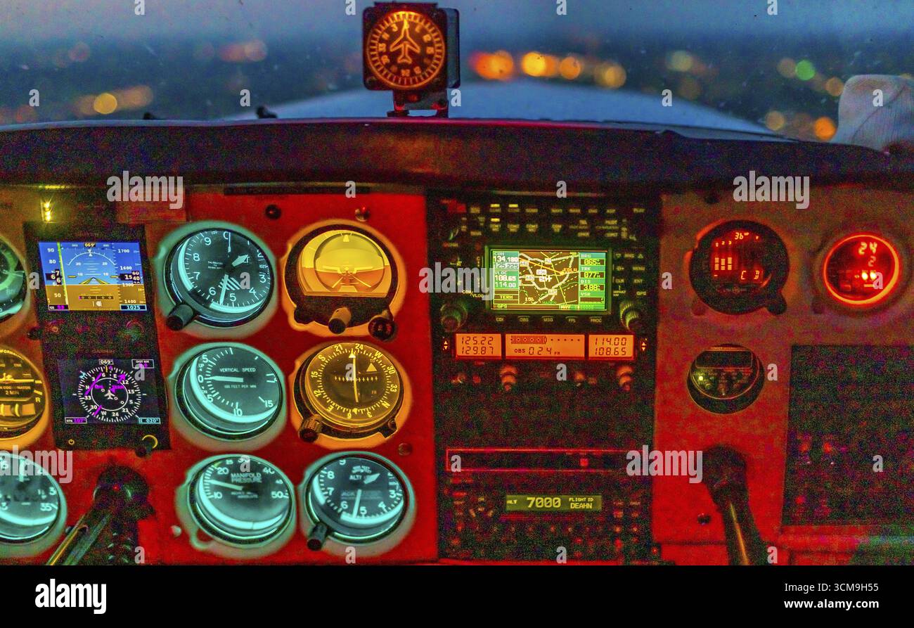 Luftaufnahmen, Flugzeugcockpit, Hoerde, Dortmund, Ruhrgebiet, Nordrhein-Westfalen, Deutschland, DE, Dämmerungsfotografie, Europa, Flugzeug, Inst Stockfoto