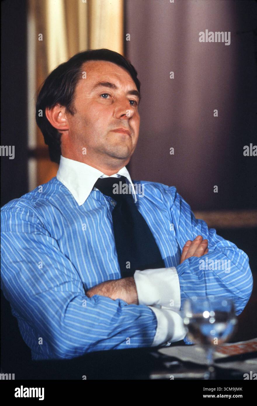 Mode der 1980er Jahre. Ein Mann in den Hemdärmeln, der ein modisches blau-weißes Hemd mit großem weißen Kragen und Doppelmanschetten trägt. Eine blaue Krawatte. Der britische Politiker David Steel, Abgeordneter der Liberal Party Conference, Blackpool Lancashire England 1980, UK HOMER SYKES Stockfoto