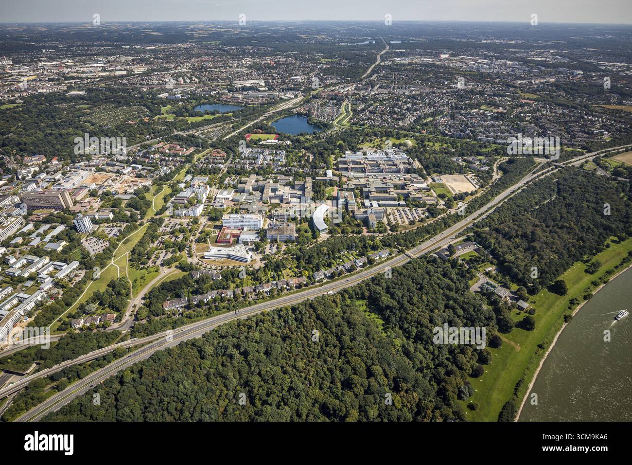 Luftaufnahme, Heinrich-Heine-Universität im Bezirk Bilk in Düsseldorf, Rheinland, Nordrhein-Westfalen, Deutschland, Bildung, Bildungsinstitut Stockfoto