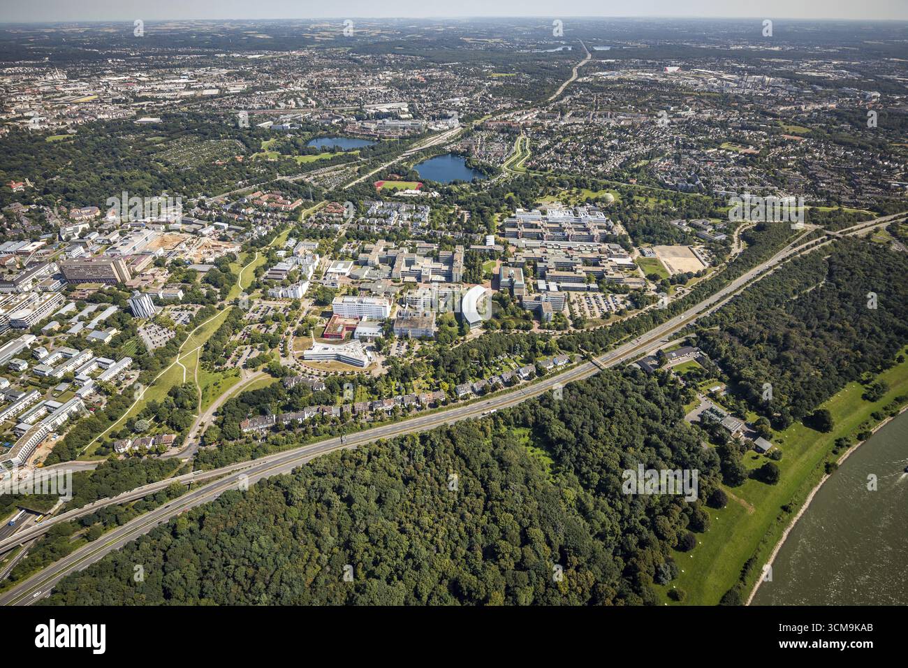 Luftaufnahme, Heinrich-Heine-Universität im Bezirk Bilk in Düsseldorf, Rheinland, Nordrhein-Westfalen, Deutschland, Bildung, Bildungsinstitut Stockfoto