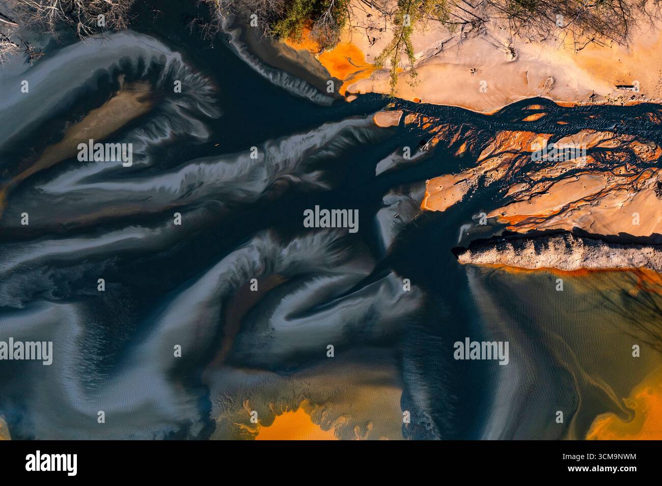 Wunderschöne Luftbilder aus buntem Wasser und Schlamm, aufgenommen mit einer Drohne in Geamana, Rumänien, einem früheren Dorf, das mit giftigem Wasser bedeckt war Stockfoto